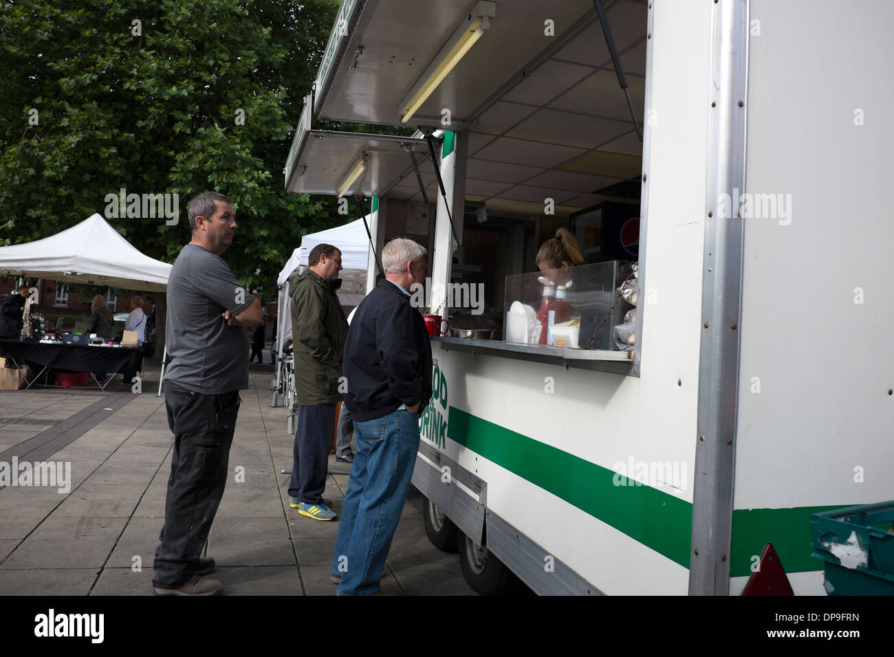 Burger van Fastfood fettig ungesunden Männer kaufen Stockfoto