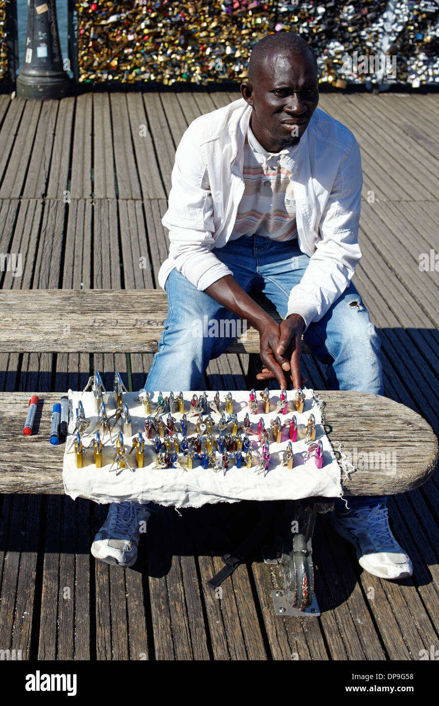 Pont de l'Archevêche; Brücke von Schlössern, Mann, neue Schlösser zu verkaufen Stockfoto