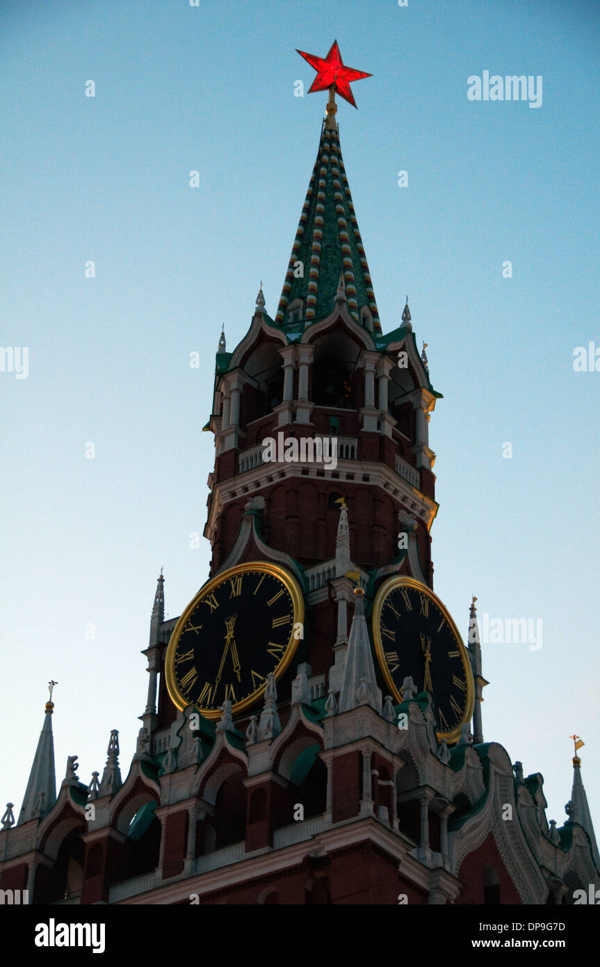 Moskauer Kreml-Turm (Retter Gate) mit roten Stern Stockfoto