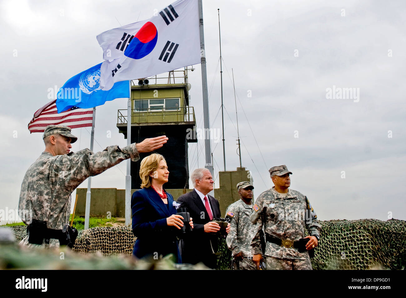 US-Außenministerin Hillary Clinton und Verteidigungsminister Robert M. Gates Blick auf Nordkorea Stockfoto