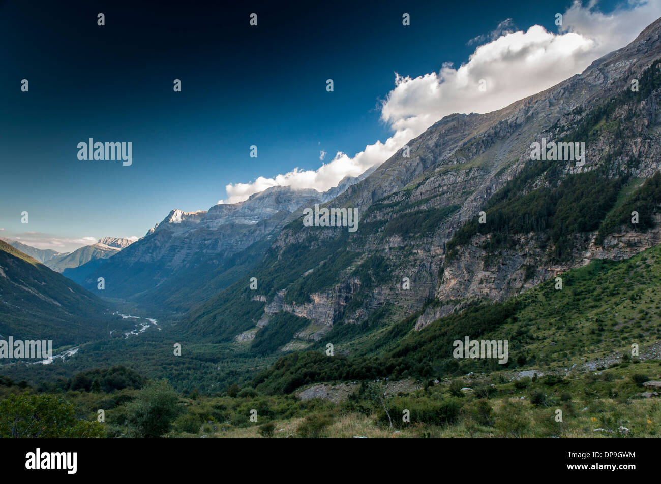 Blick aus dem Circo de Pineta ins Valle de Pineta in den spanischen Pyrenäen Stockfoto