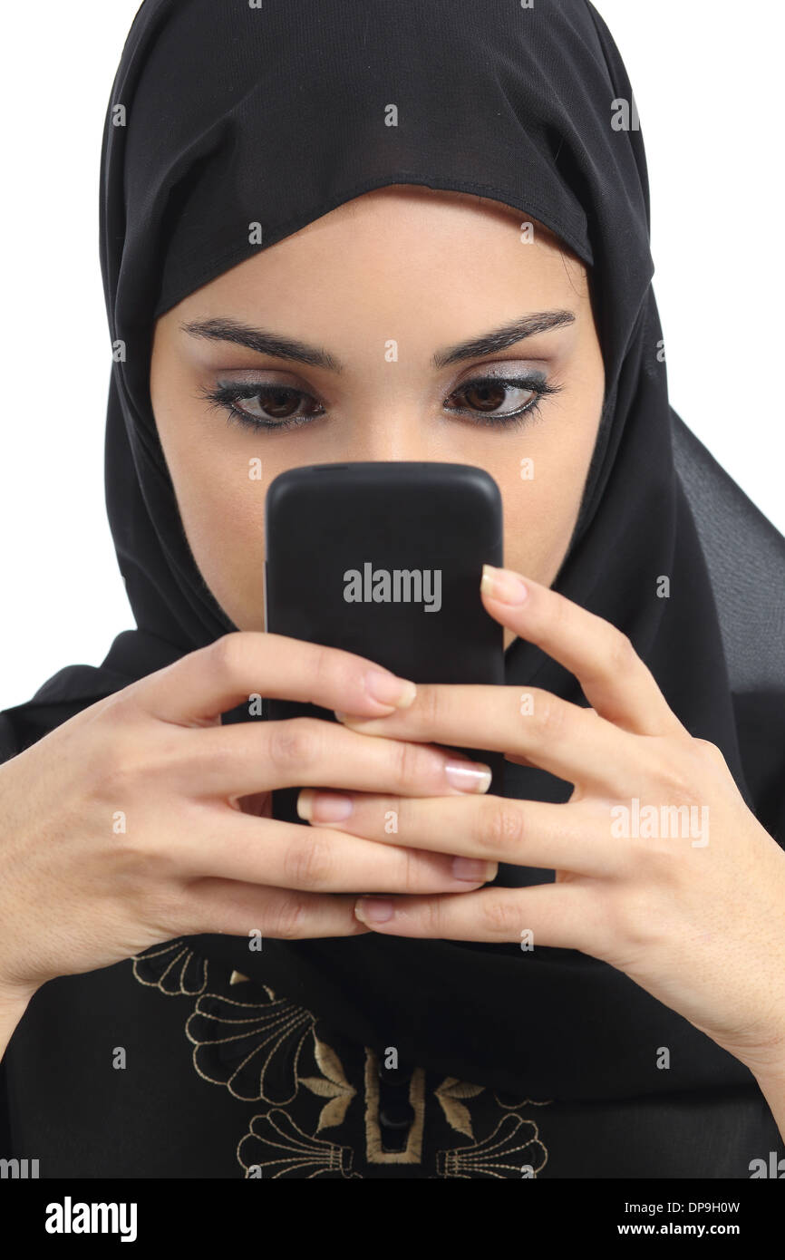 Vorderansicht einer arabischen Frau süchtig nach dem Smartphone isoliert auf weißem Hintergrund Stockfoto