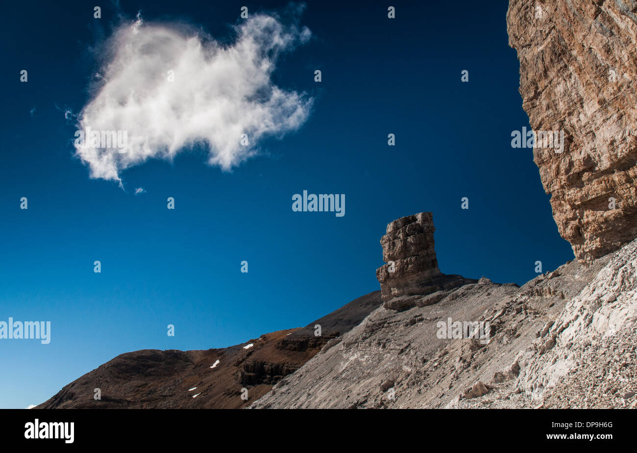 Blick auf den berühmten Felsen Le Doigt vor Le Taillon an der spanisch-französischen Grenze in den Pyrenäen Stockfoto