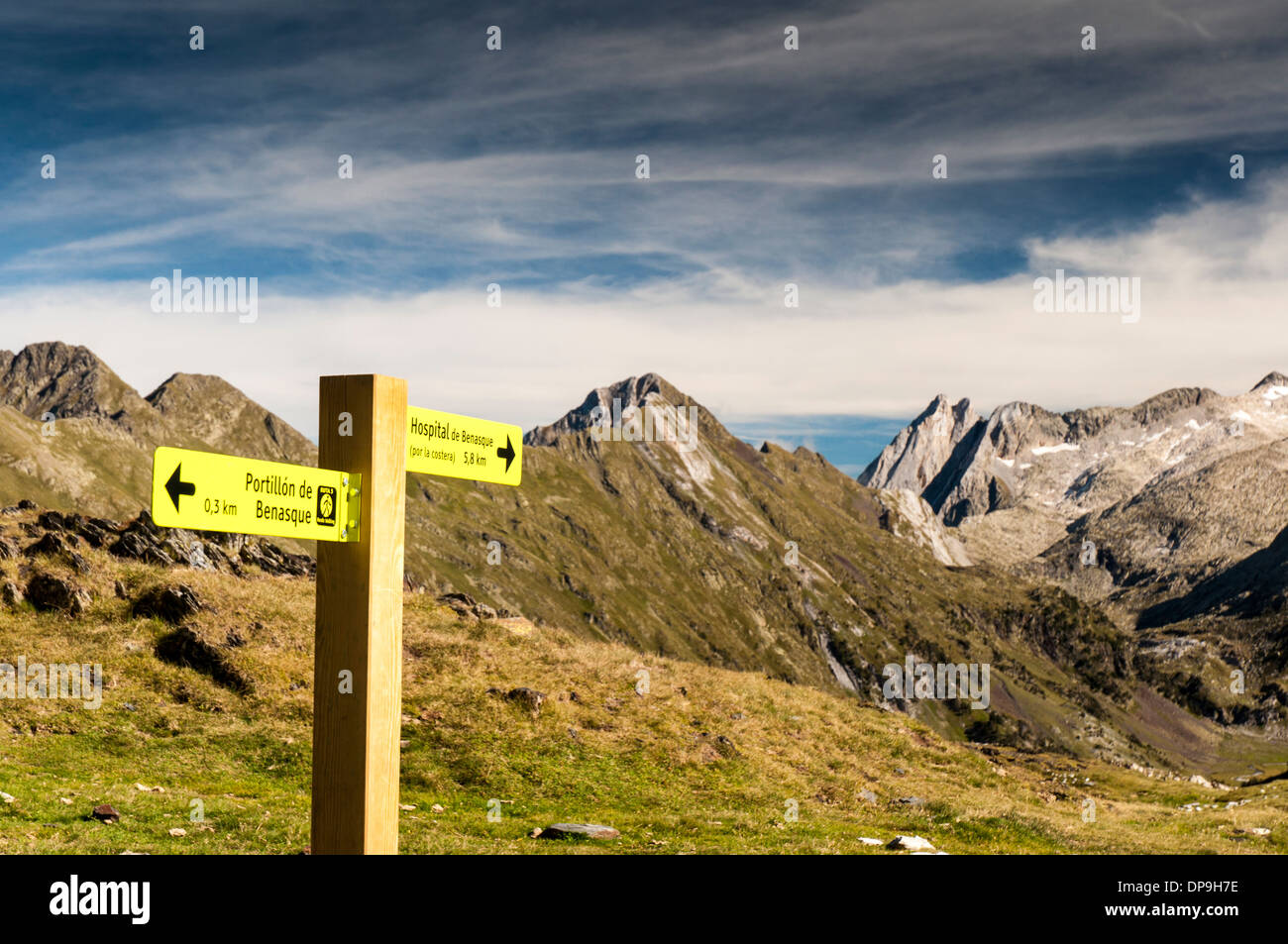 Wegweiser für Wanderer in den spanischen Pyrenäen nahe der französischen Grenze und der Porte de Benasque in Pena Blanca Stockfoto