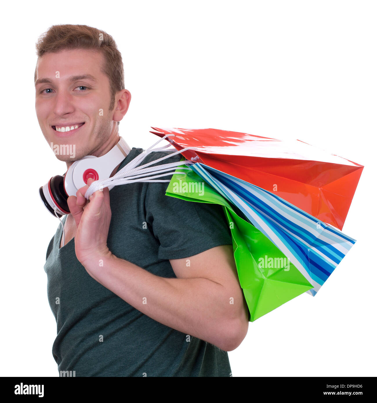 Legerer Mann mit Kopfhörer und Einkaufstaschen, isoliert auf weißem Hintergrund Stockfoto