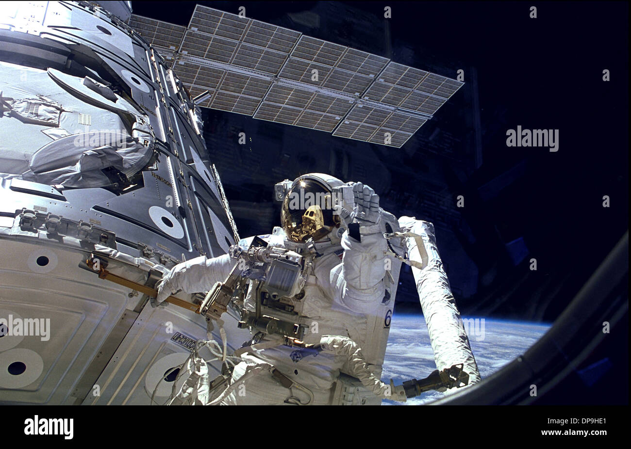 Astronaut James H. Newman Wellen während einem Weltraumspaziergang vorbereiten-release des ersten kombinierten Elemente der ISS Stockfoto