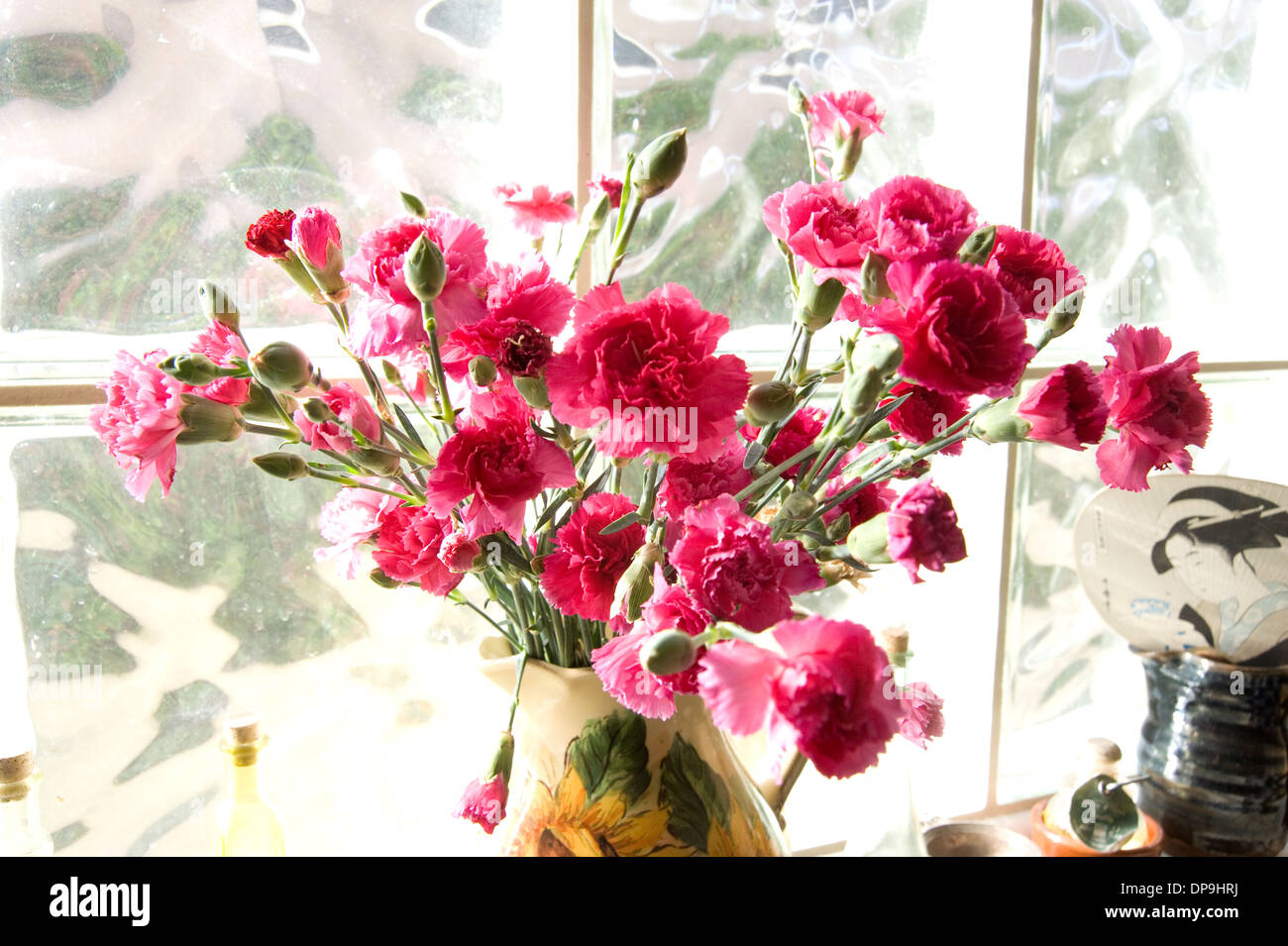 Bunte Blumen und Glasbausteine in Wohngebiet Stockfoto