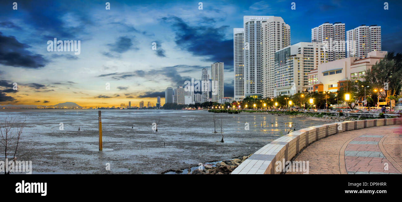 Gurney Drive in Penang Malaysia in der Abenddämmerung bei Ebbe Panorama Stockfoto