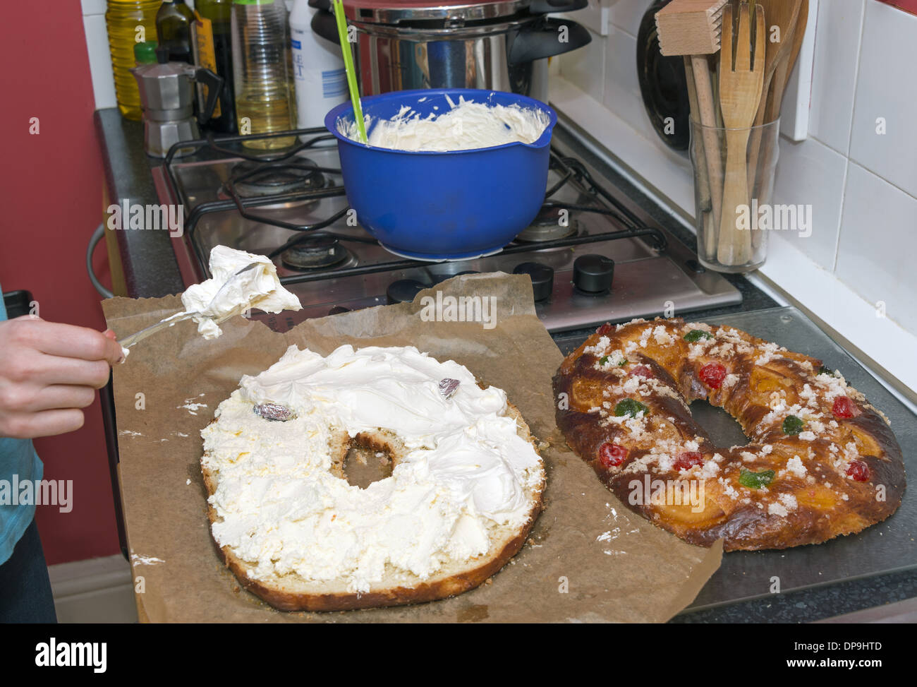 Kuchen ein König die Sahne hinzufügen, die das Fest der Epiphanie in der Weihnachtszeit in vielen Ländern zugeordnet ist Stockfoto