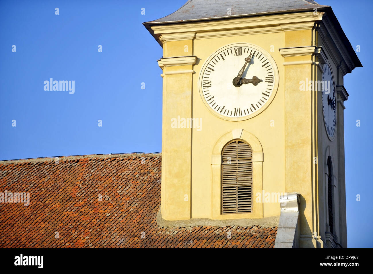 Alten Uhrturm mit blauen Himmel im Hintergrund Stockfoto