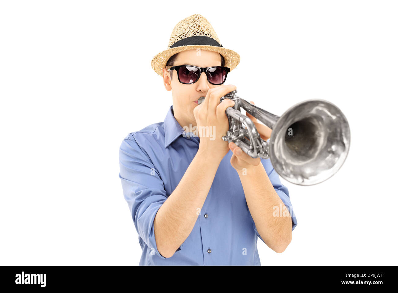 Junge männliche Musiker mit Sonnenbrille in Trompete bläst Stockfoto