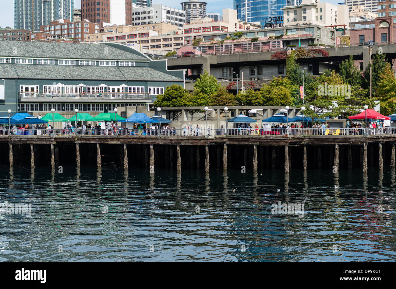 Waterfront Park mit Zelten und Touristen auf dem Pier Hafen von Seattle. Seattle, Washington Stockfoto