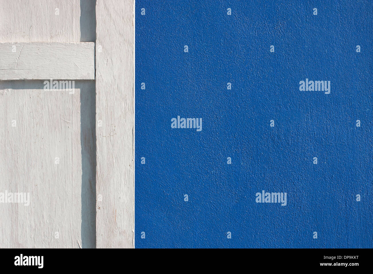 Blauen Wänden und weißen Fenster mit benutzerdefinierten Text Platz Stockfoto