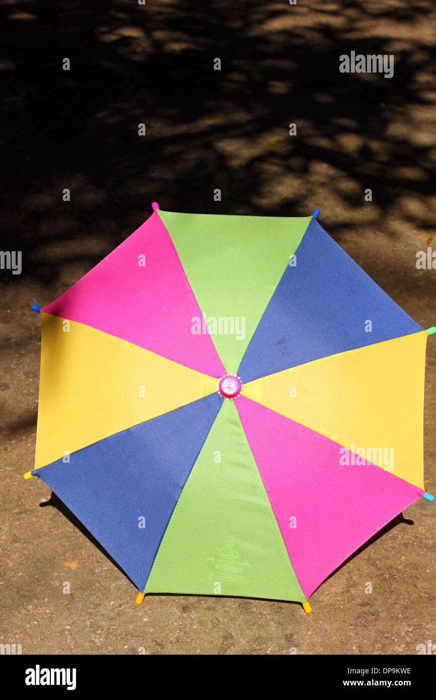 Einen bunten Regenschirm im Sonnenlicht Stockfoto