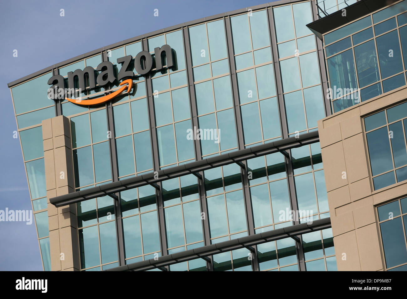 Amazon logo office building -Fotos und -Bildmaterial in hoher Auflösung –  Alamy