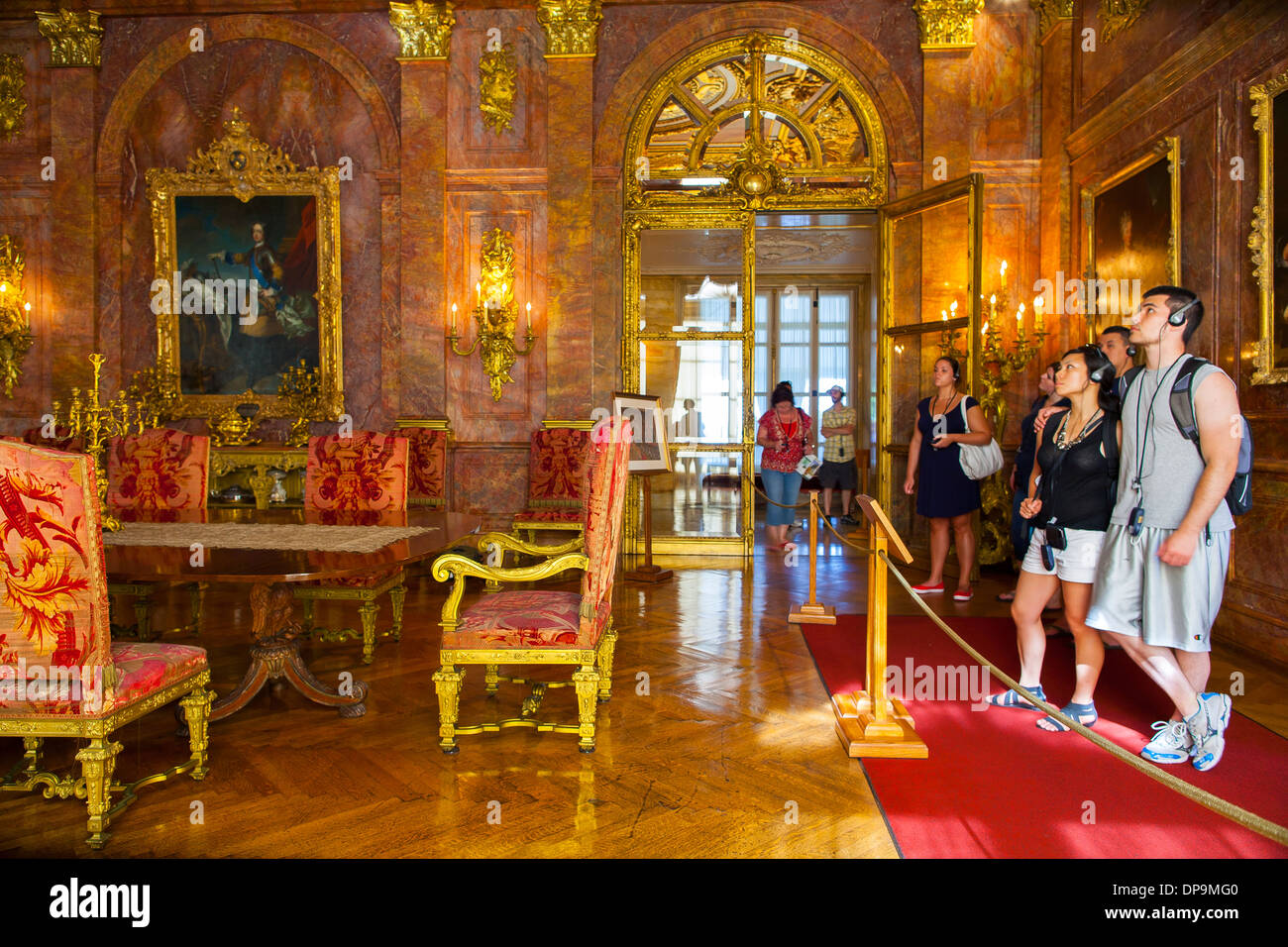 Besucher sehen eine formale Esszimmer im Inneren des Hauses Marmor, auf einer Tour durch eine der berühmtesten Zigretten Ferienhäuser oder Villen Stockfoto