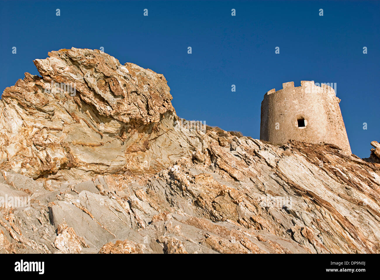 Cala Piscinni, kleinen Strand in Baia Chia, im Südwesten der Insel Sardinien, in der Nähe von Cagliari. Der alte Turm auf den Felsen Stockfoto