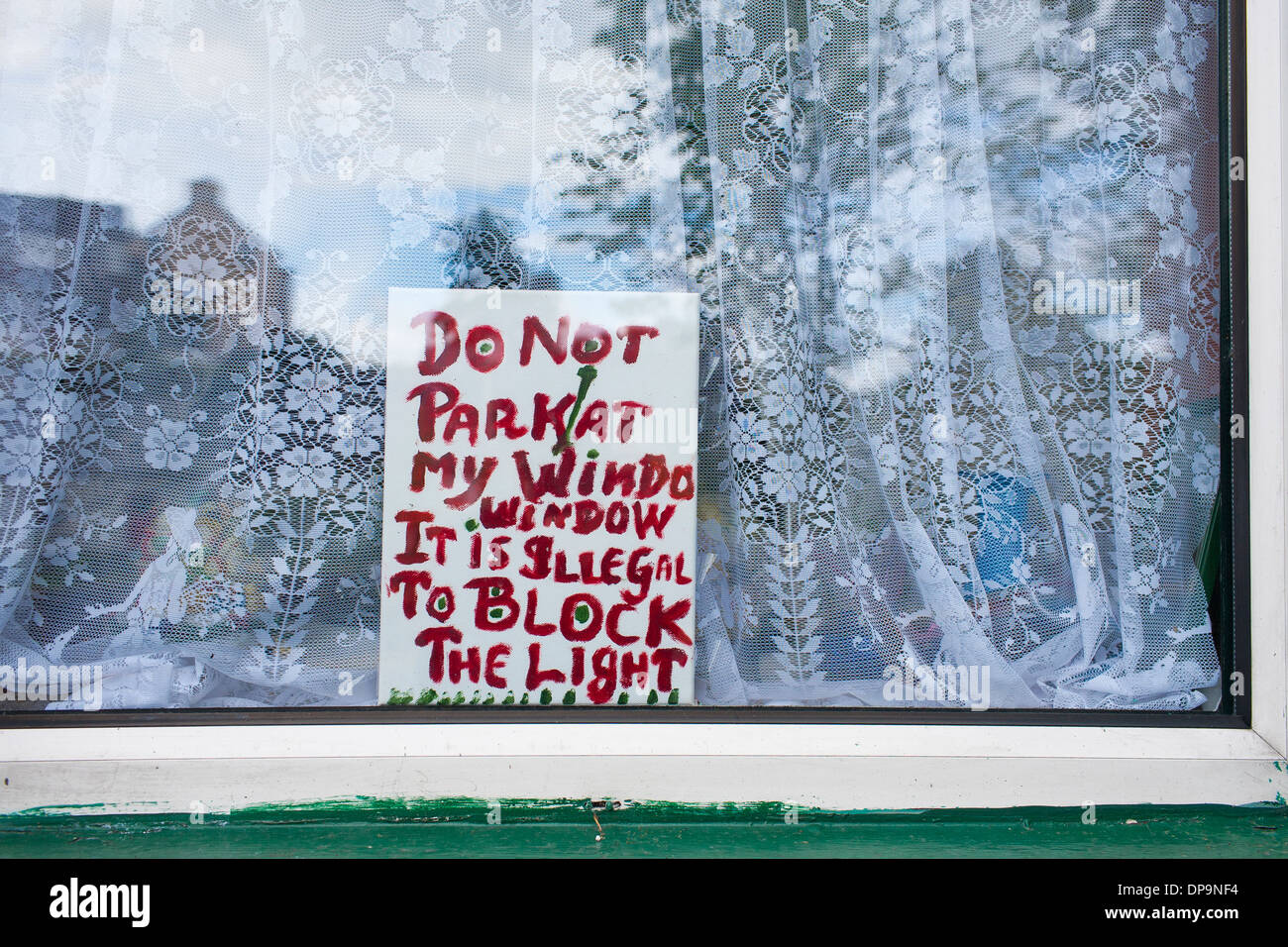 Parke nicht vor meinem Fenster. Es ist verboten, den leichten Staaten ein Zeichen Iin Fenster ein Reihenhaus in Irland blockieren Stockfoto