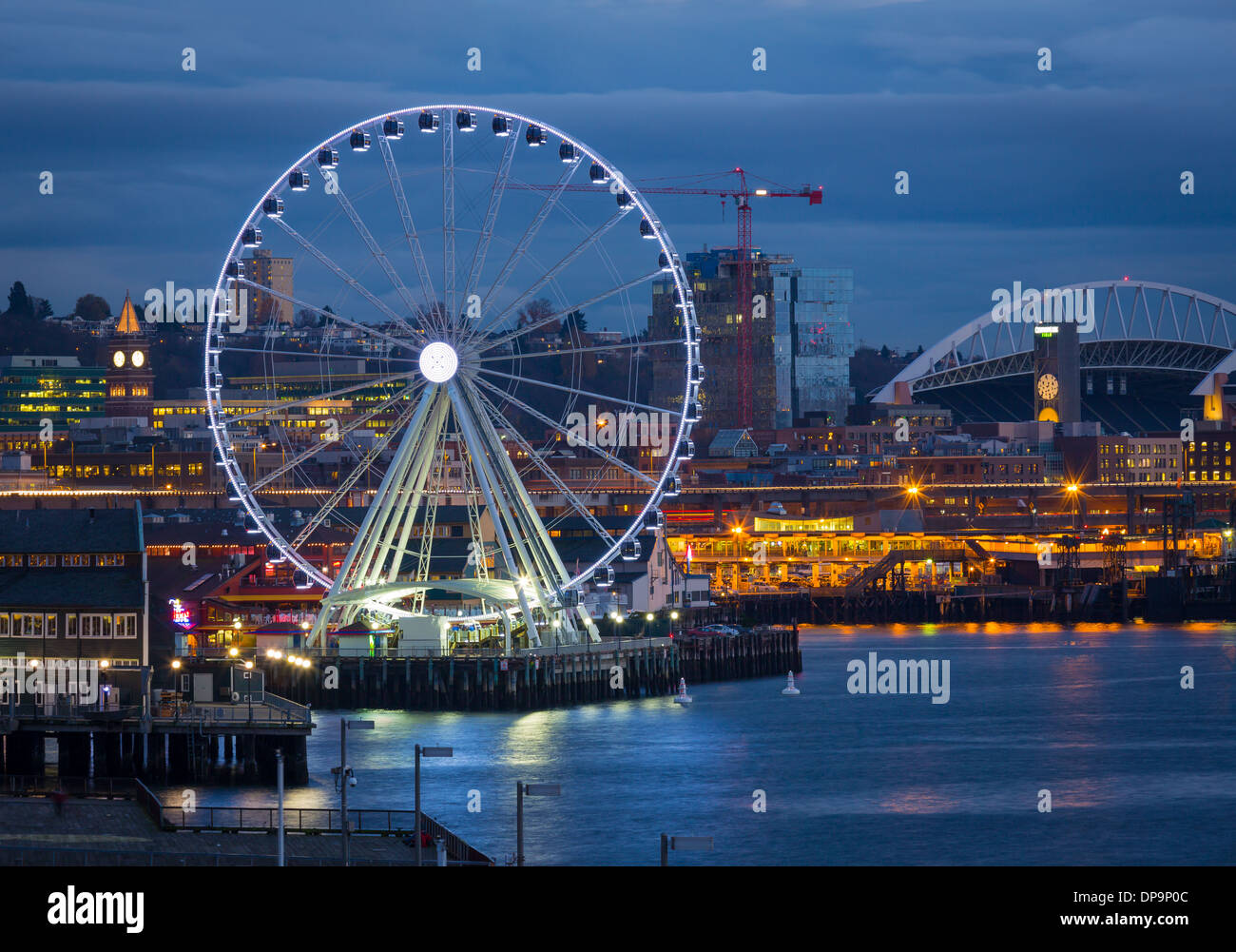 Seattles Riesenrad Riesenrad gegen Skyline der Stadt Stockfoto