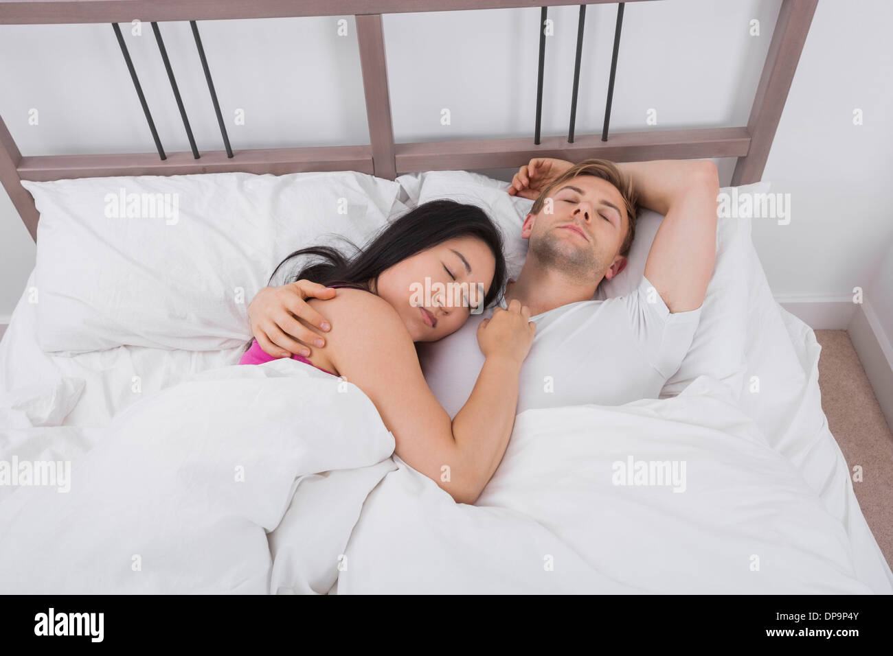 Multiethnische paar im Bett Stockfoto