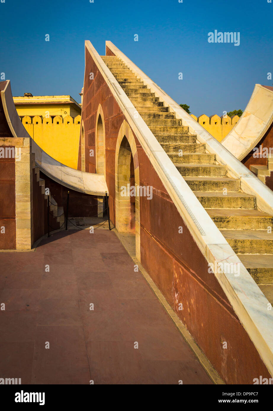 Jantar Mantar ist eine Sammlung von architektonischen astronomische Instrumente in Jaipur, Indien Stockfoto