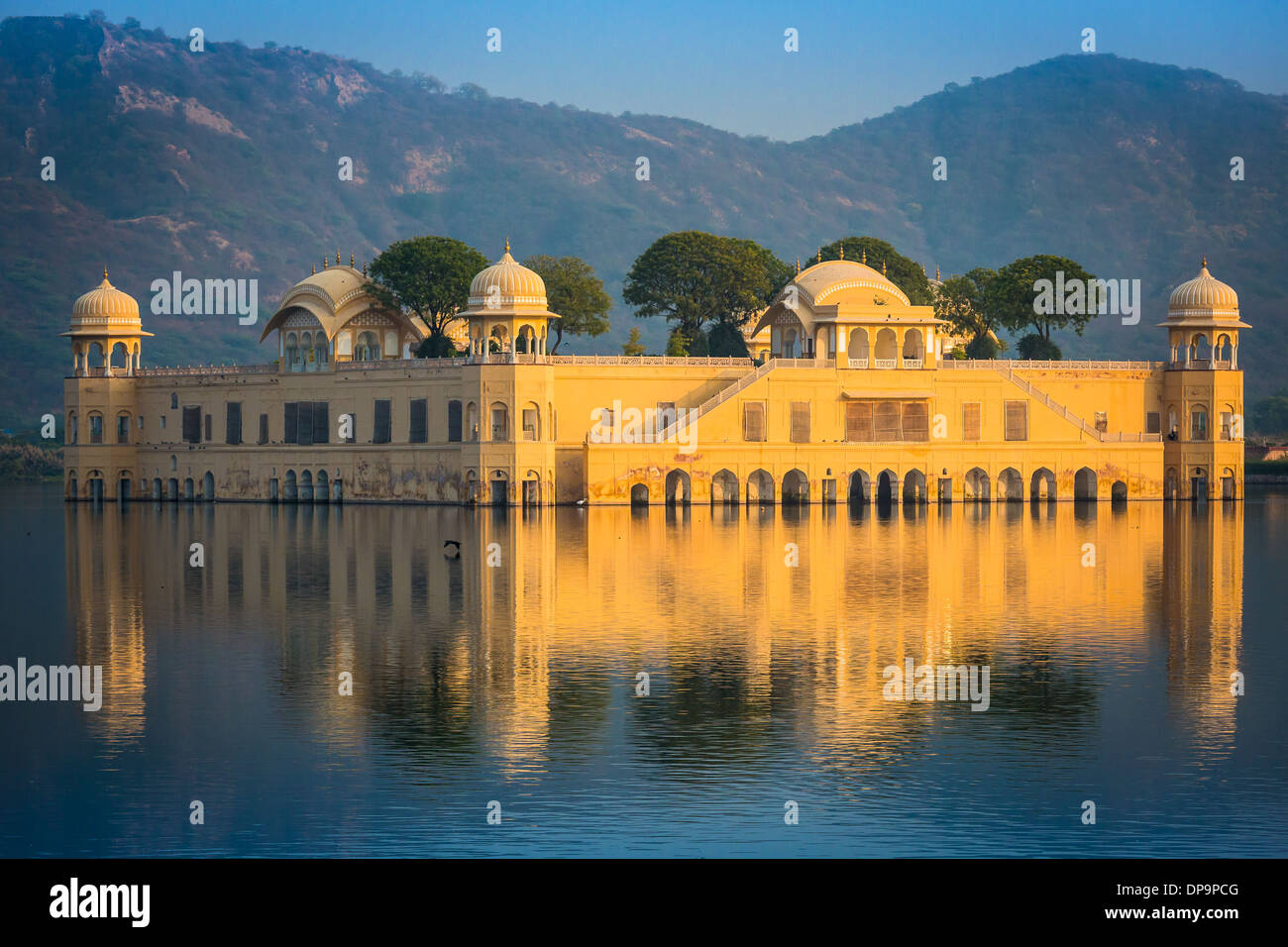 JAL Mahal (Bedeutung "Wasser Palast") ist ein Palast in der Mitte der Mensch Sagar See in Jaipur, Indien Stockfoto