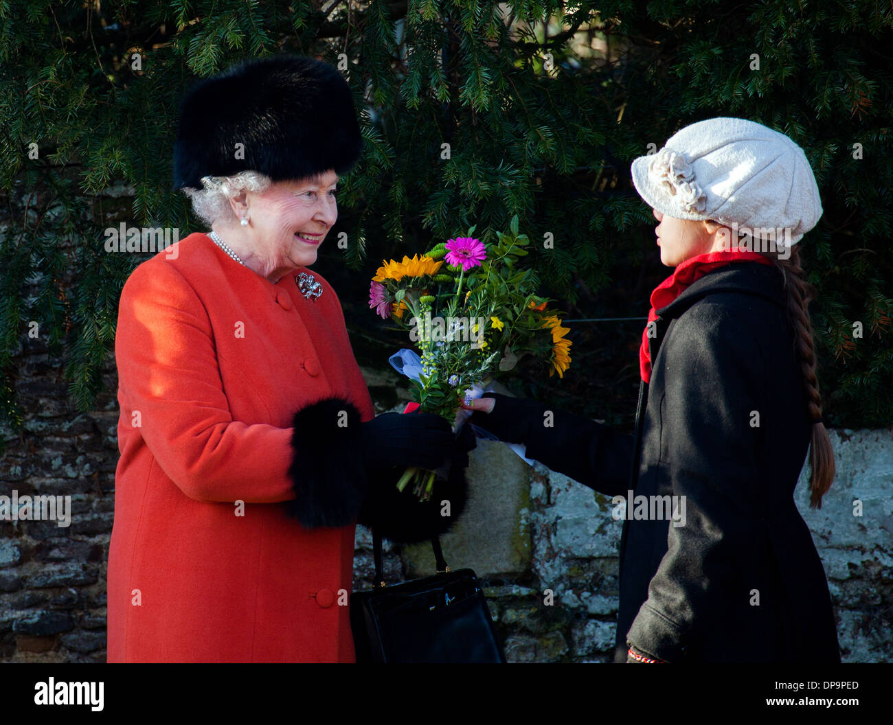 HM Königin Elizabeth II. besucht die Königsfamilie Service in Sandringham am Weihnachtstag 2013 Stockfoto