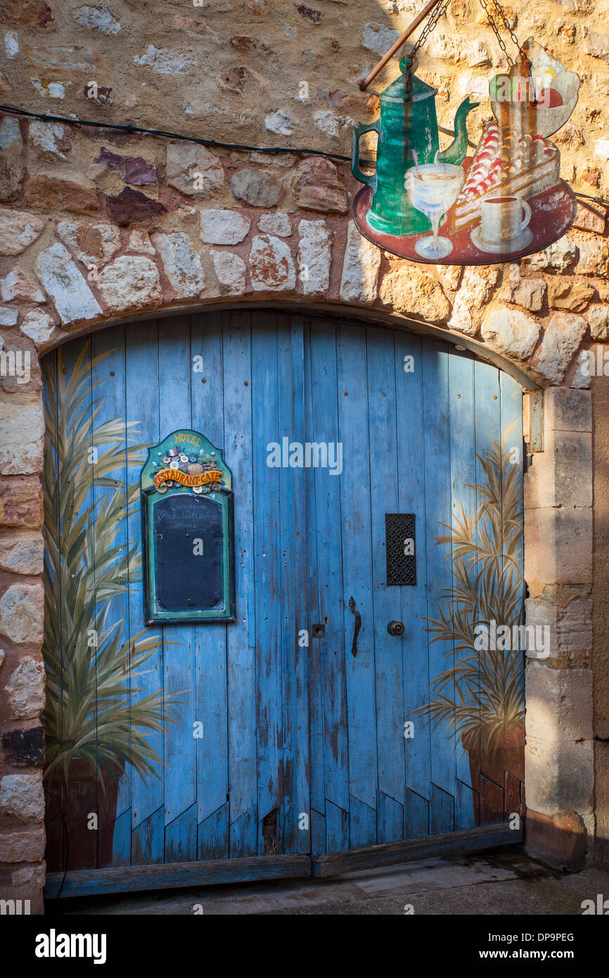 Scheunentor Eingang zum Café in Roussillon, Provence, Frankreich Stockfoto