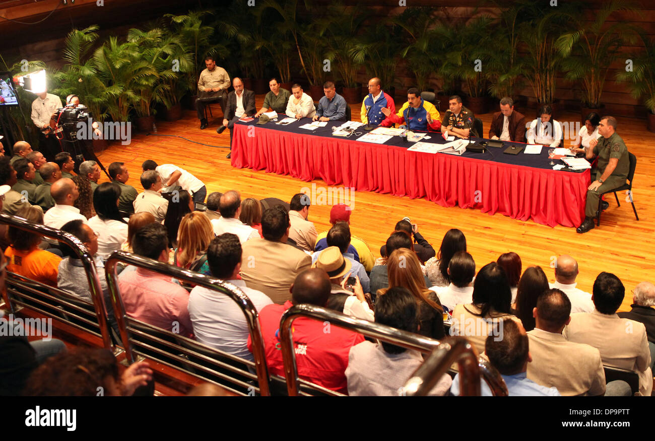 Caracas, Venezuela. 9. Januar 2014. Der venezolanische Präsident Nicolas Maduro (C zurück) beteiligt sich an einem Treffen mit Vertretern der Bewegung für Frieden und Leben in Caracas, Venezuela, am 9. Januar 2014. Laut Lokalpresse wertet die venezolanische Regierung die Wirksamkeit seiner Sicherheits-Programme nach dem Mord an der Schauspielerin und Schönheitskönigin Monica Spear und ihr Ehemann, wenn sie ihr Auto auf der Autobahn gestoppt. Bildnachweis: Venezuelas Präsidentschaft/AVN/Xinhua/Alamy Live-Nachrichten Stockfoto