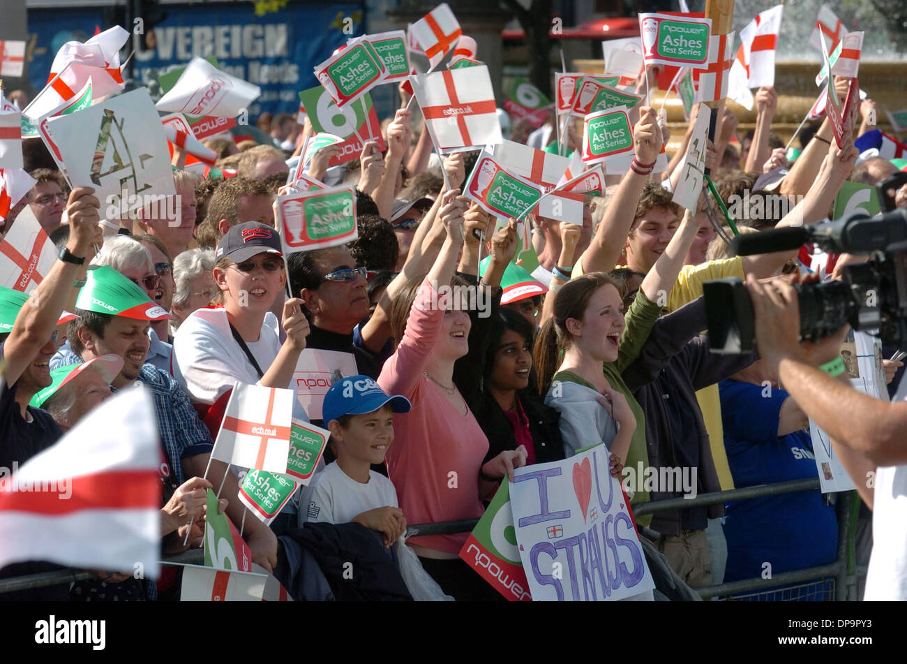 Massen und Unterstützer England Asche Sieg feiern 2005 Cricketers feiern die Asche in Trafalgar Square in London zu gewinnen Stockfoto