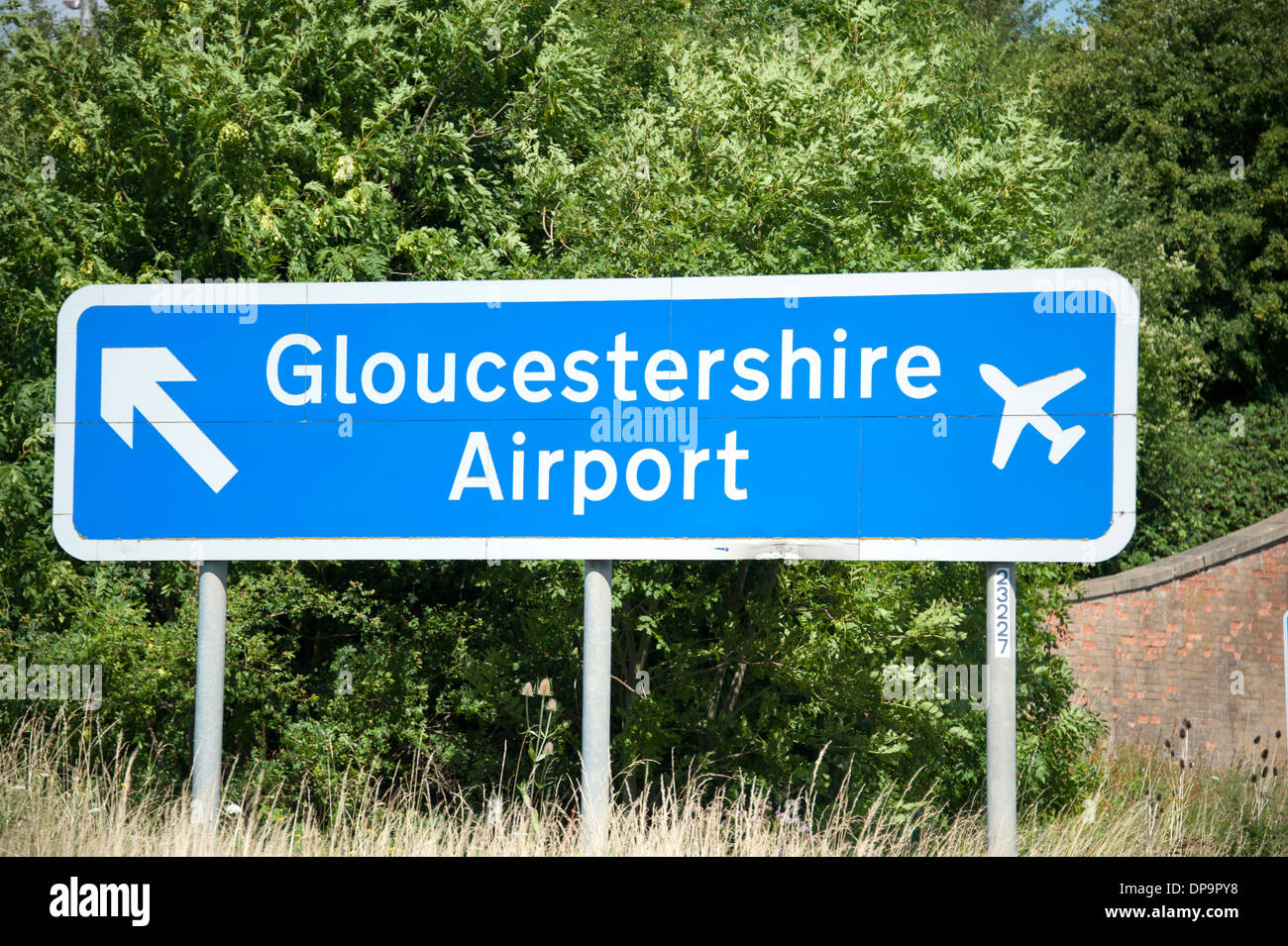 Gloucestershire Airport Zeichen blau weiss Stockfoto
