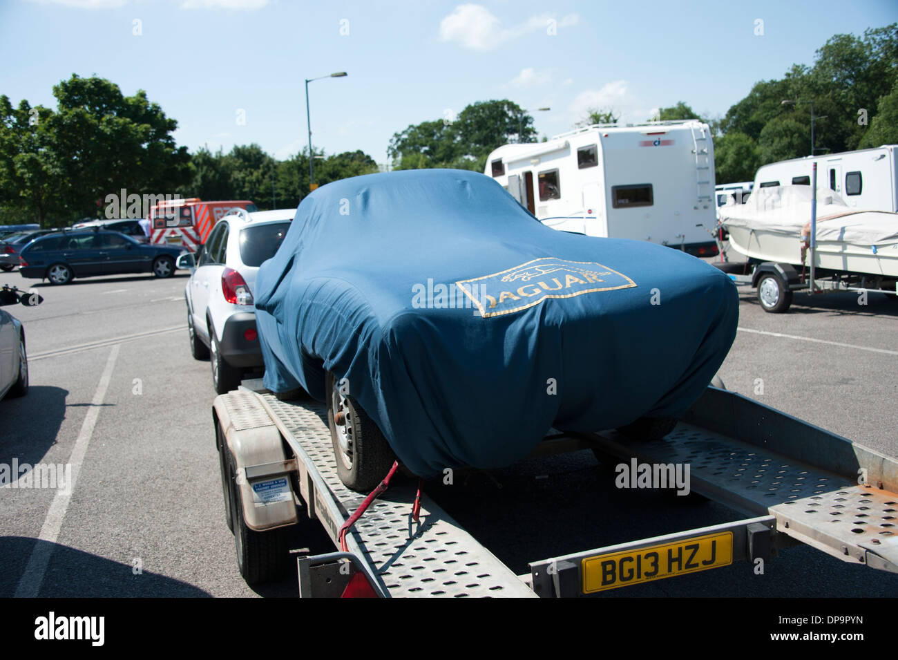 Jaguar Oldtimer unter dem Deckmantel auf Transportanhänger Stockfoto