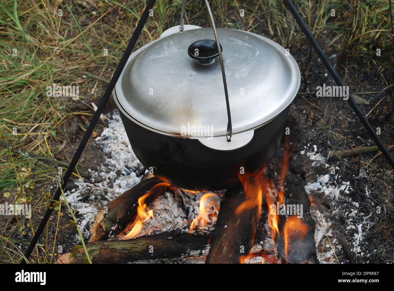 Kessel über dem Lagerfeuer Stockfoto