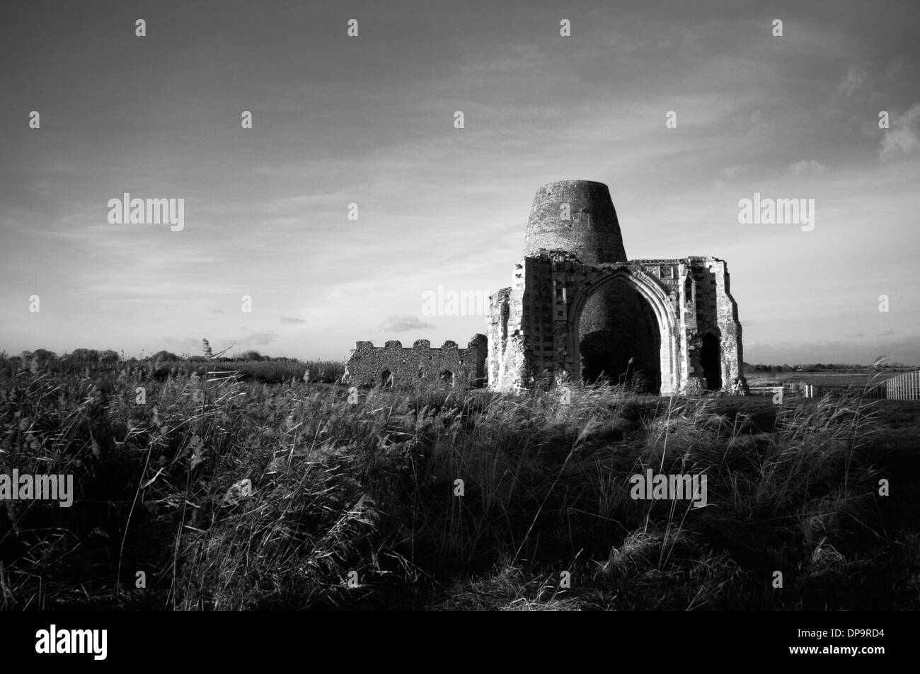 Ein monochromes Bild St Benet Abbey Ruinen und Drainage-Mühle in der Nähe von Horning, Norfolk, England, Vereinigtes Königreich. Stockfoto