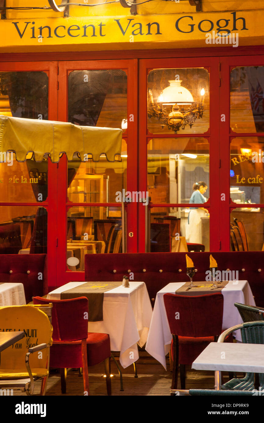 Vincent Van Gogh Restaurant berühmt geworden durch Van Goghs Gemälde; Café de Nuit, Arles, Provence, Frankreich Stockfoto