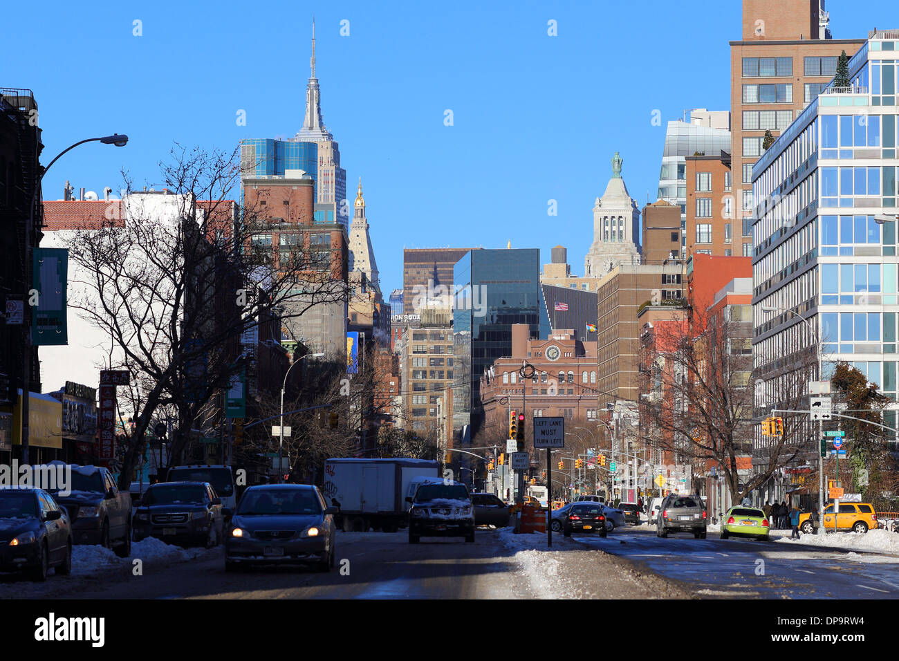 Blick auf Bowery Richtung Skyline von Midtown Manhattan Stockfoto