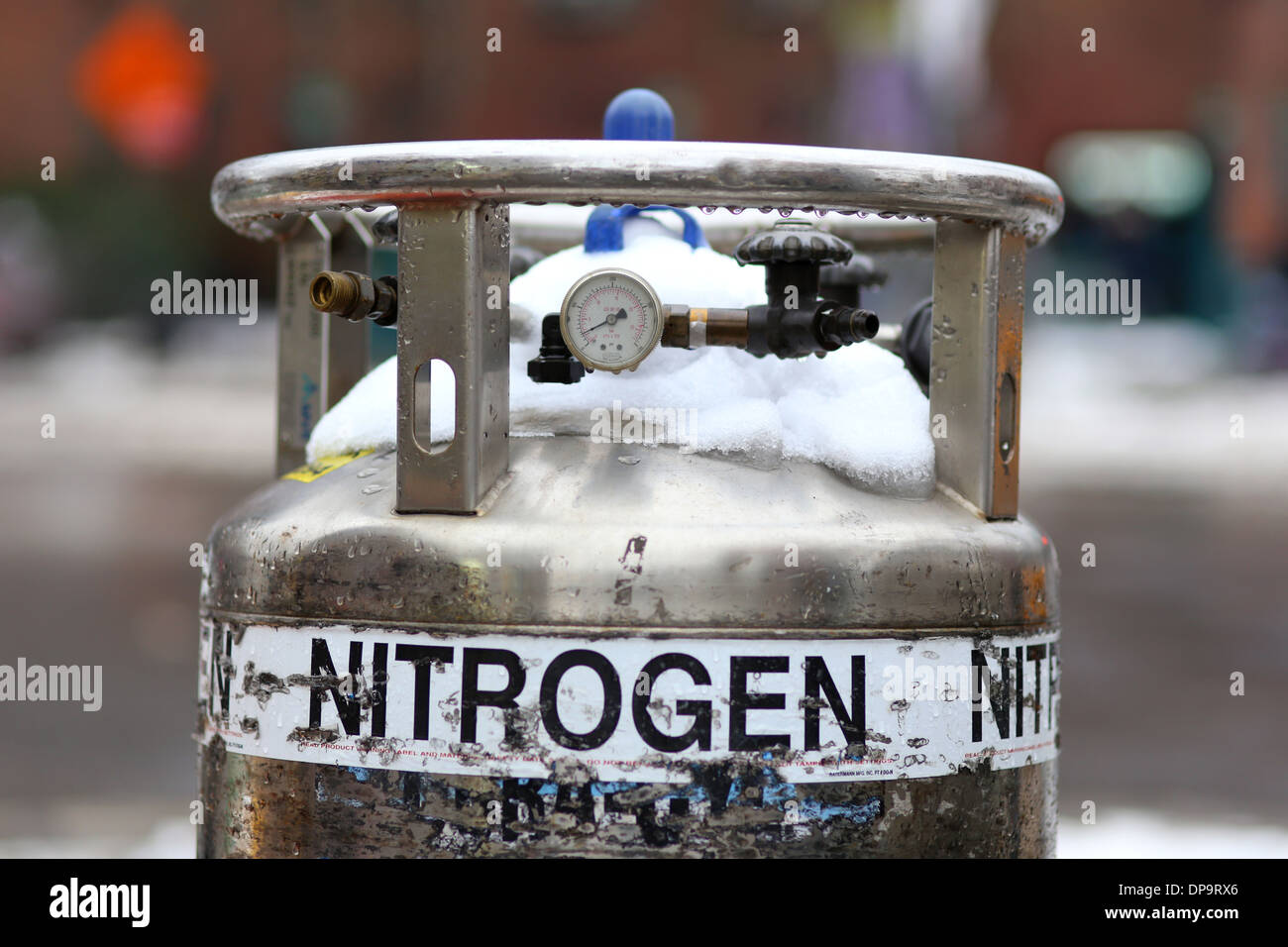Ein Edelstahltank mit flüssigem Stickstoff mit einem Manometer Stockfoto
