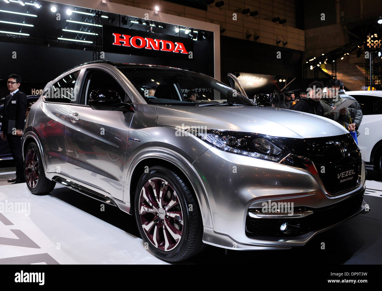 Tokio, Japan. 10. Januar 2014. Menschen besuchen Hondas VEZEL während der Tokyo Auto Salon 2014 in Chiba, Japan, 10. Januar 2014. Rund 400 Unternehmen beteiligte sich in der 3-Tages-Veranstaltung, bis Jan. 12 stattfand. Bildnachweis: Stringer/Xinhua/Alamy Live-Nachrichten Stockfoto