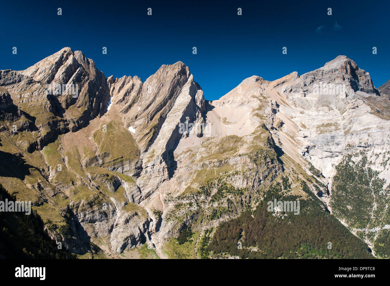 Die Bergkette des Circo de Pineta in den spanischen Pyrenäen, Faja De La Tormosa über das Valle de Pineta entnommen Stockfoto