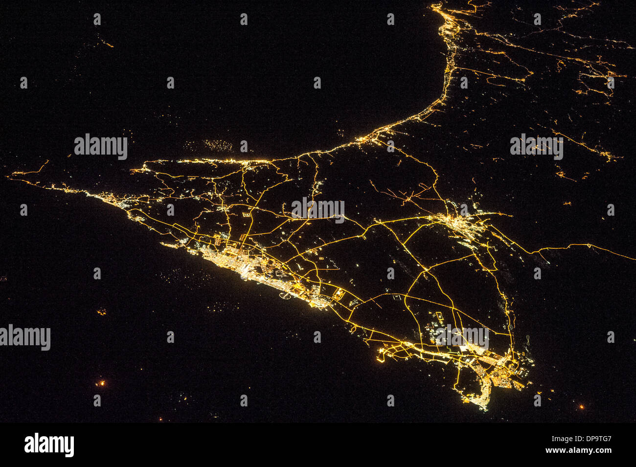 Dubai-Sharjah-Ajman und Abu Dhabi in der Nacht, Vereinigte Arabische Emirate Stockfoto