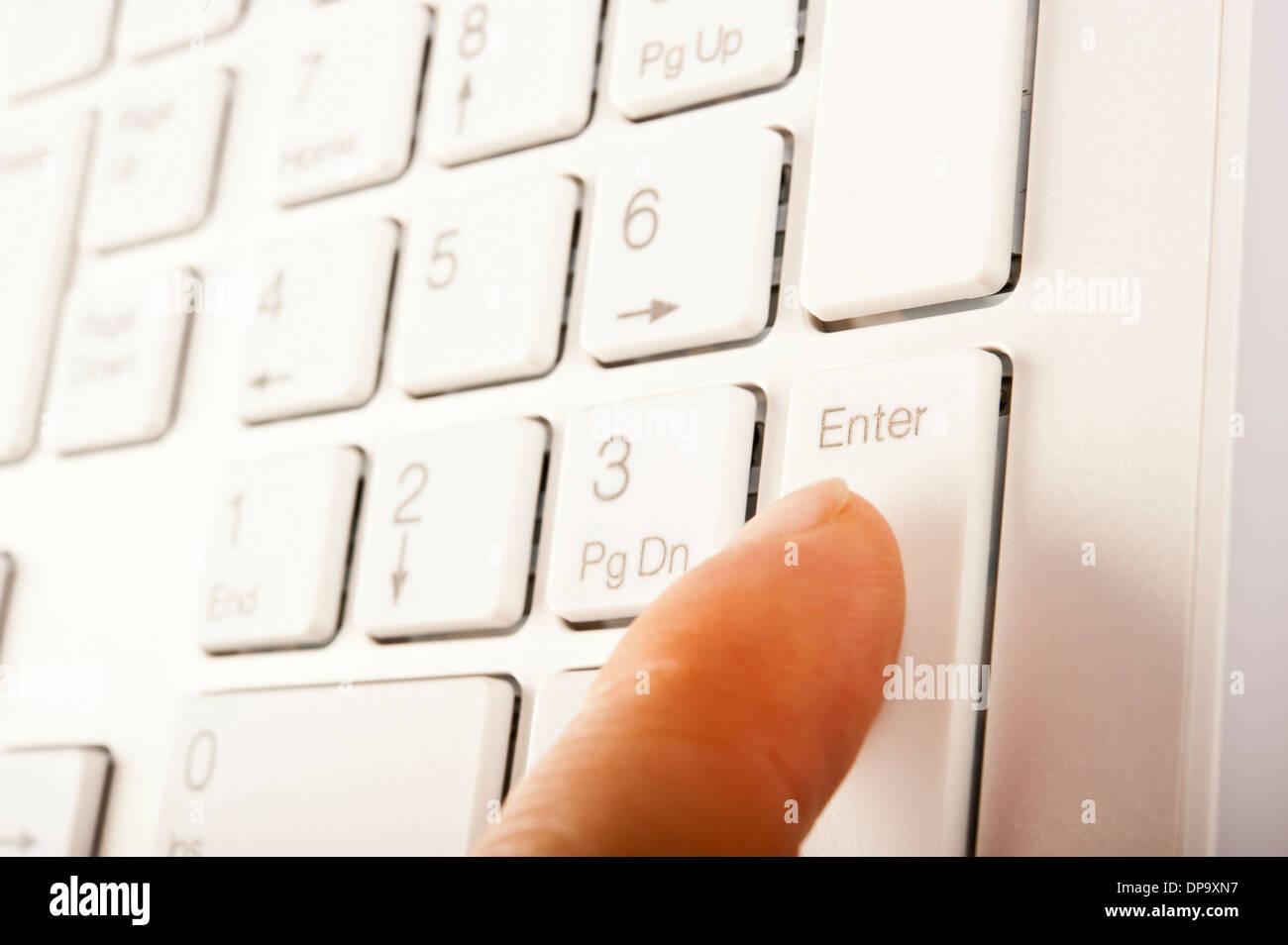 drücken die Enter-Taste auf einer Tastatur Stockfoto