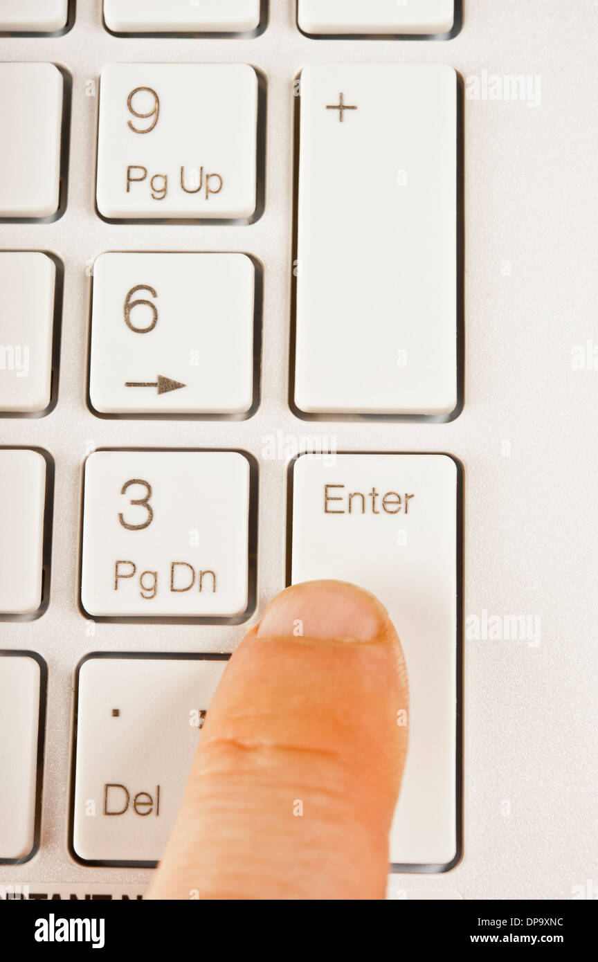 drücken die Enter-Taste auf einer Tastatur Stockfoto