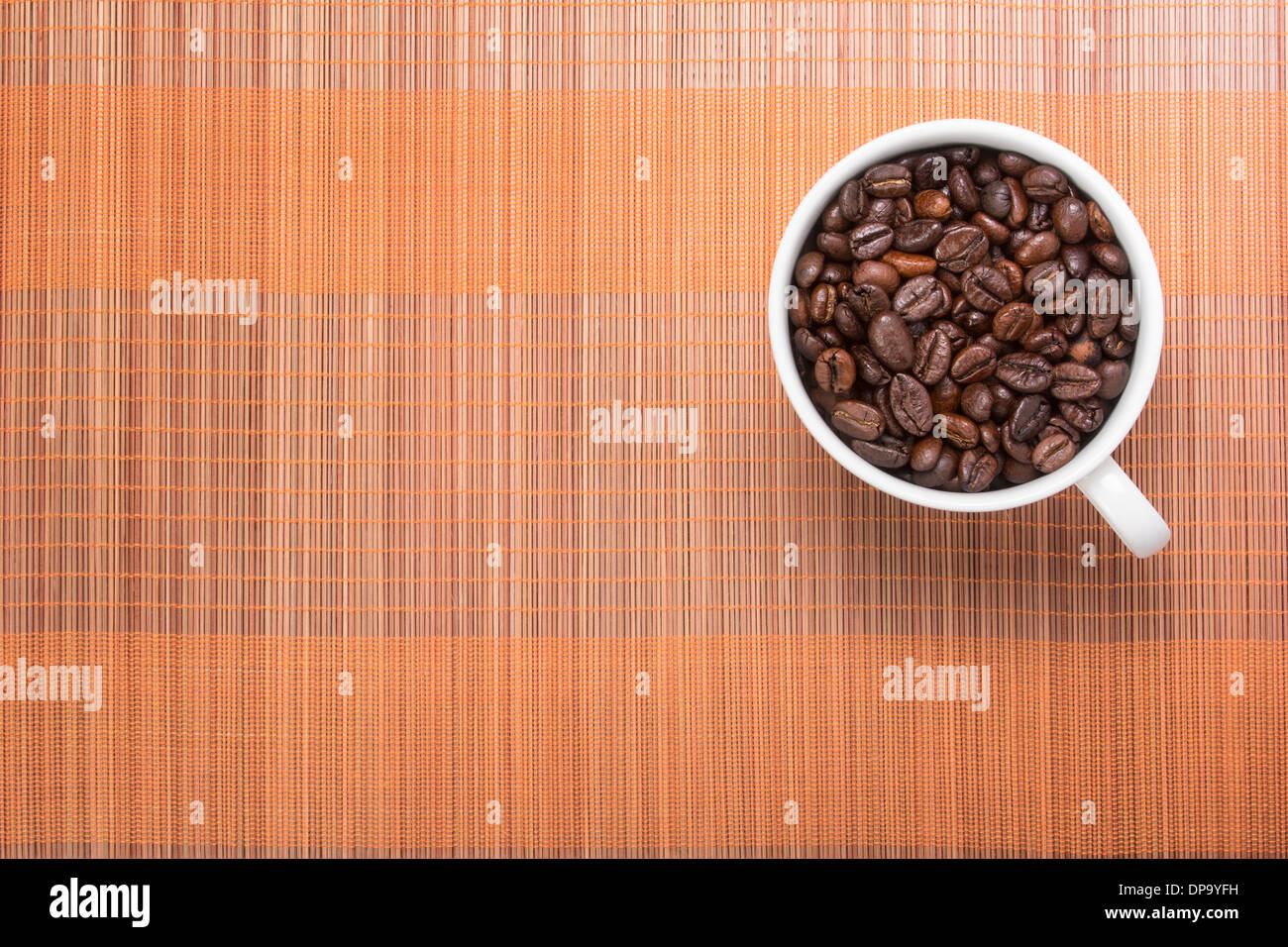 Kaffeebohne in Tasse auf Holzmuster Stockfoto