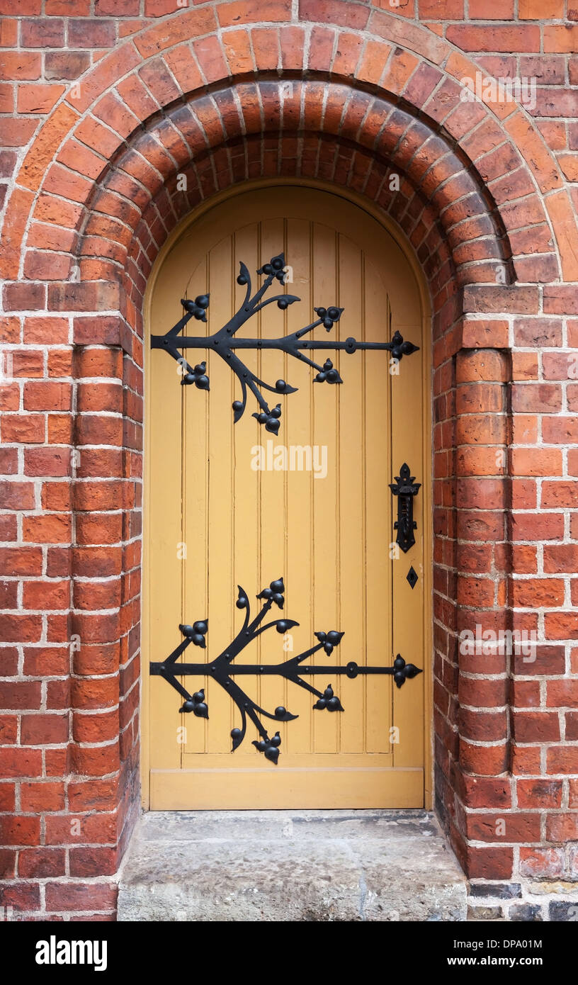 Gotische Tür in roten Backsteinmauer der alten Kathedrale, Riga, Lettland Stockfoto