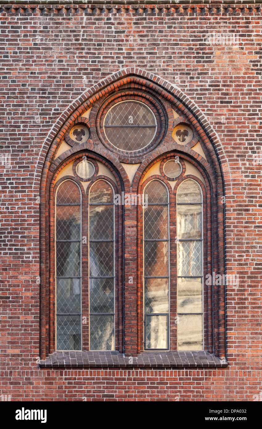 Gotische Fenster in roten Backsteinmauer von Dom, Riga, Lettland Stockfoto