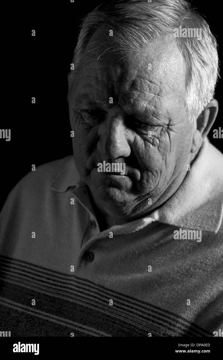 Traurig, einsam Alter Mann blickte, close-up Portrait Gesicht Stockfoto