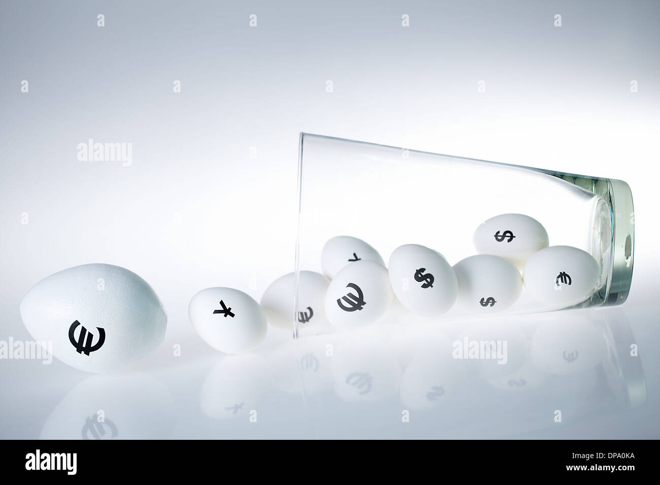 Bild von weißen Eiern mit Währungszeichen hinter großen Euro-Ei Stockfoto