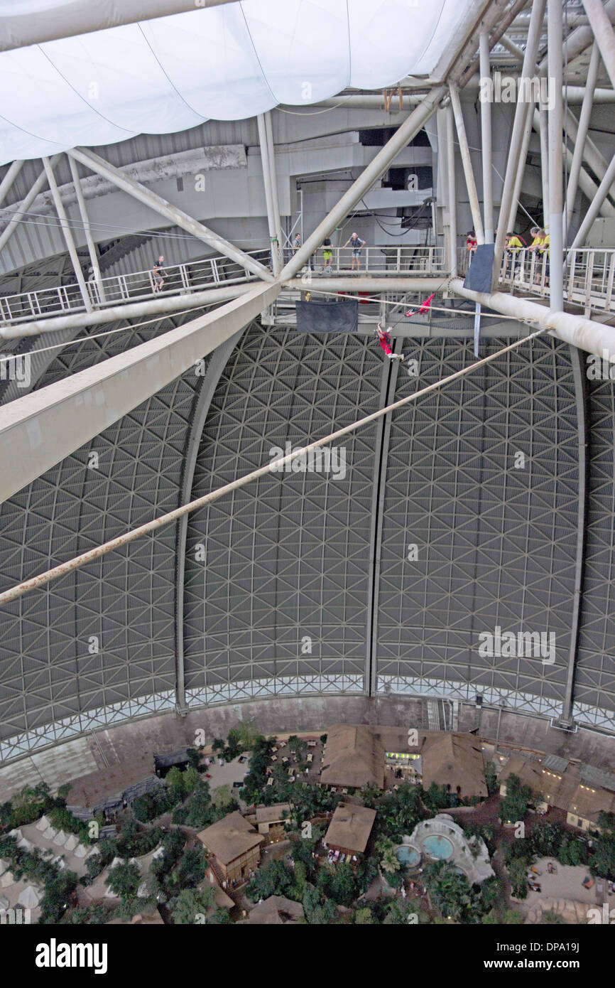 Ein Blick von der 107 Meter hohen Plattform in der Halle des Tropical Islands Dome. Damit ein Base-Jumper verlassen nach unten in die Kuppel. Stockfoto