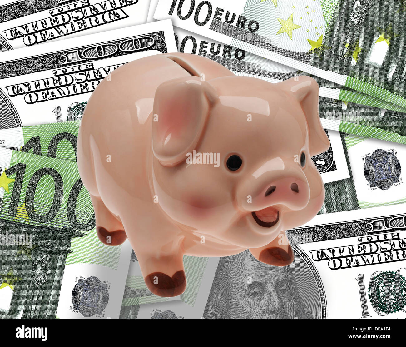 China/Keramik Kind Einsparungen oder Sparschwein auf Hintergrund von Euro und Dollar-Währung. Stockfoto