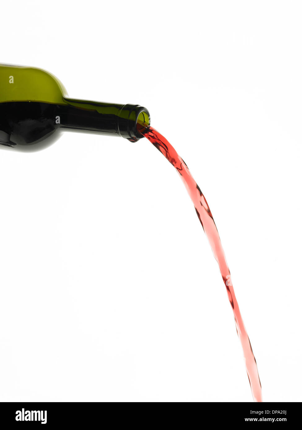 Rotwein aus der Flasche gießen Stockfoto
